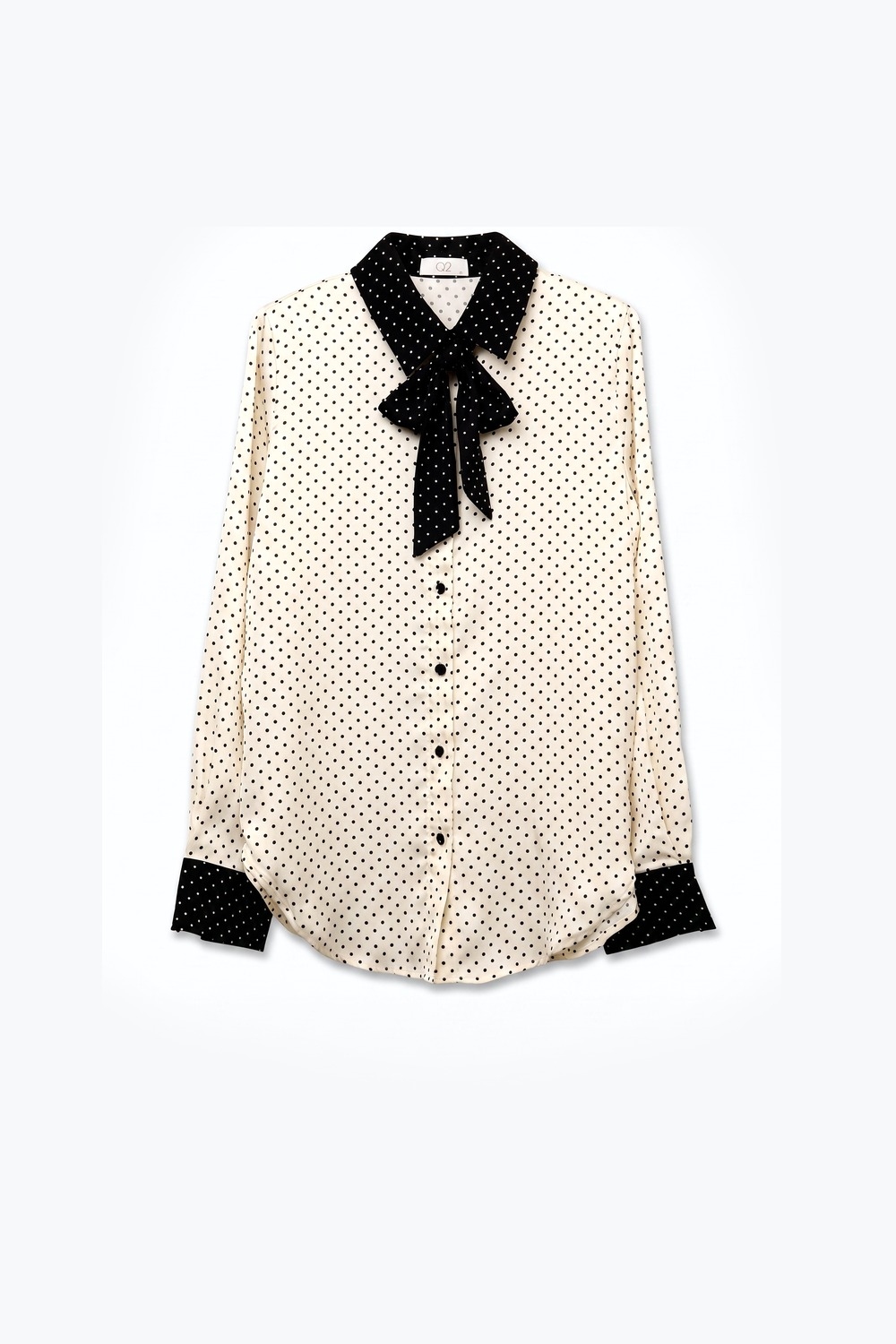 Blusa de sat&eacute;n ligera con estampado de lunares crema y lazo en el cuello en contraste negro