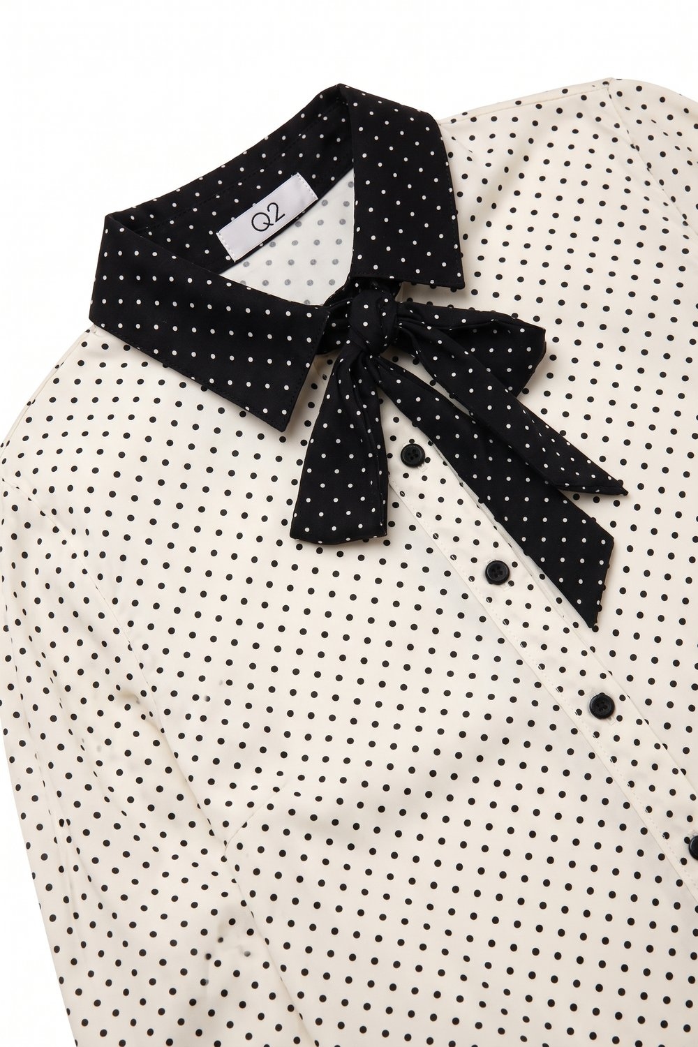 Blusa de sat&eacute;n ligera con estampado de lunares crema y lazo en el cuello en contraste negro