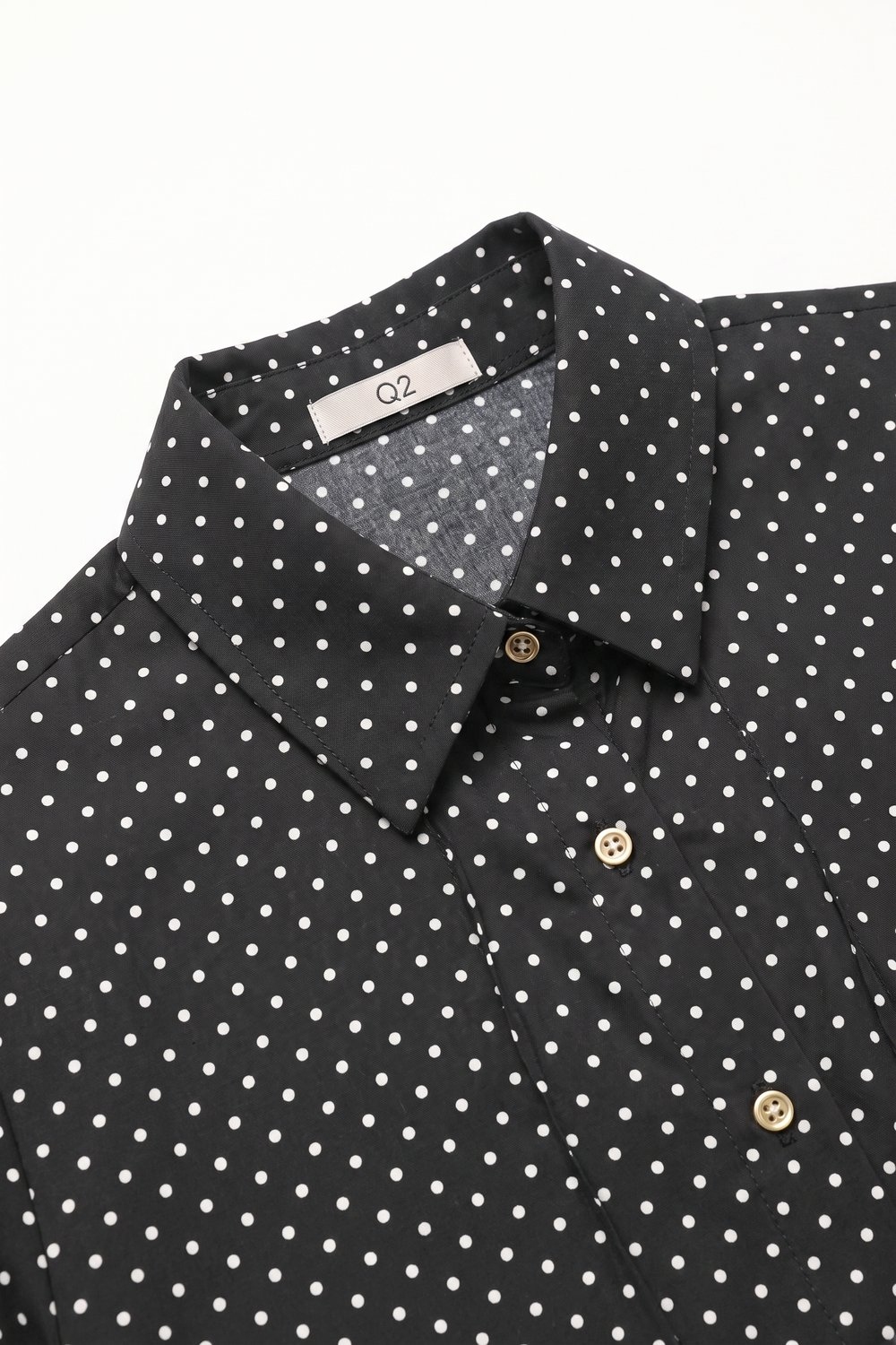 Camisa corta de botones de sat&eacute;n ligero con lunares negros