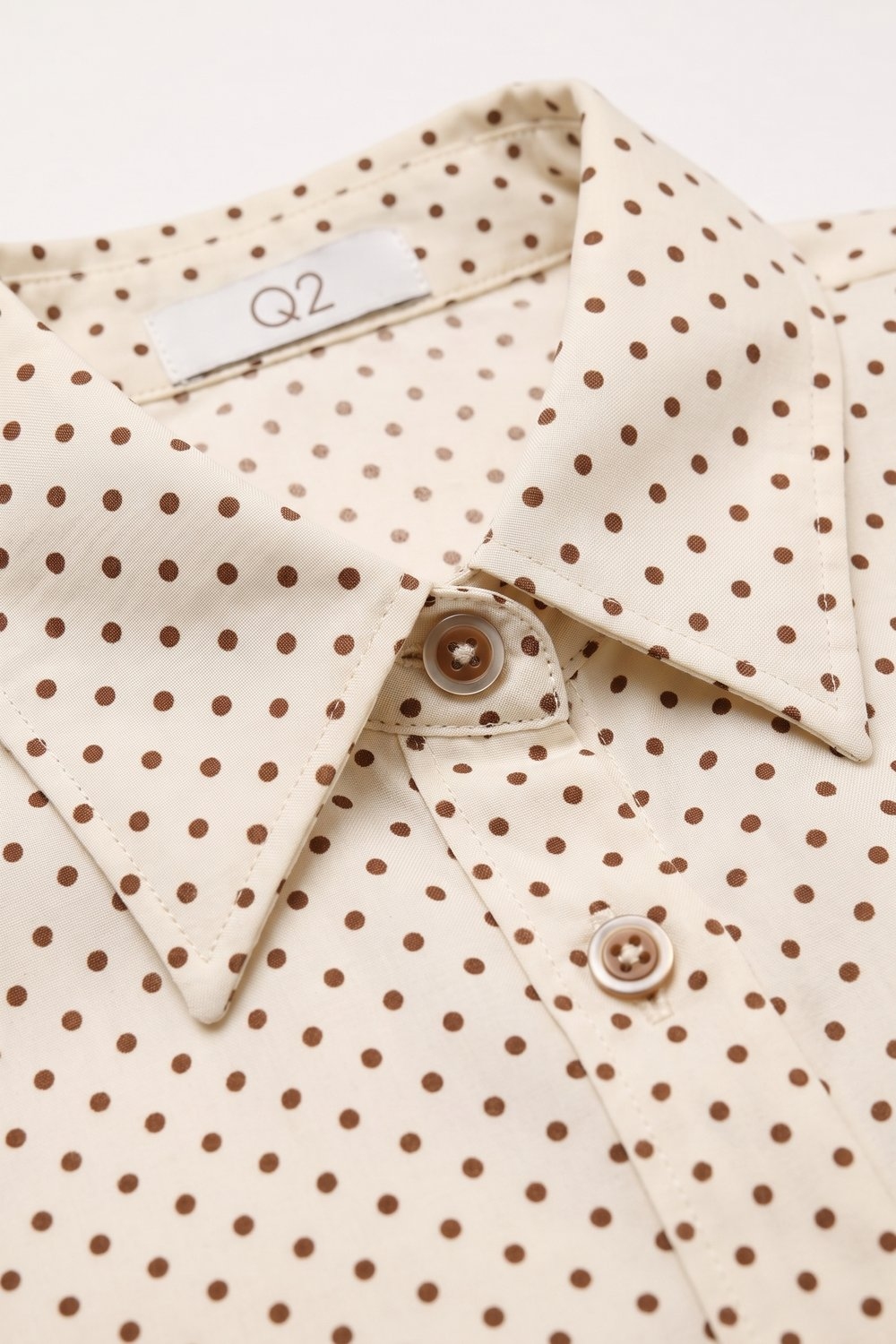 Camisa de Botones Recortada de Sat&eacute;n Ligero con Lunares Crema