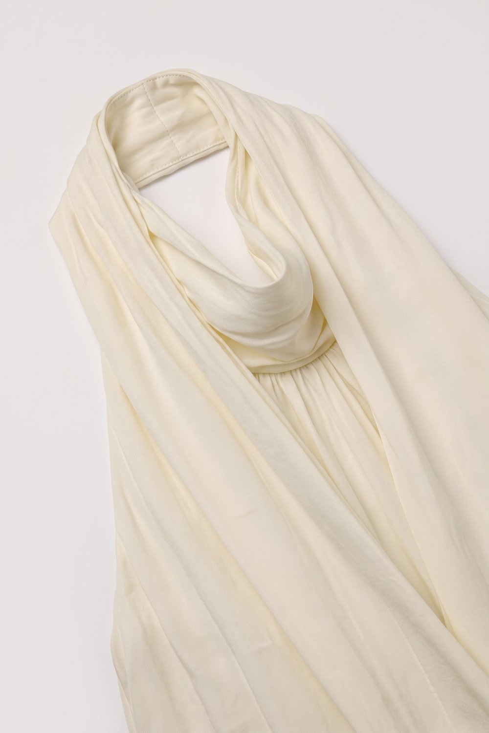 Blusa sin mangas con cuello drapeado de raso crema