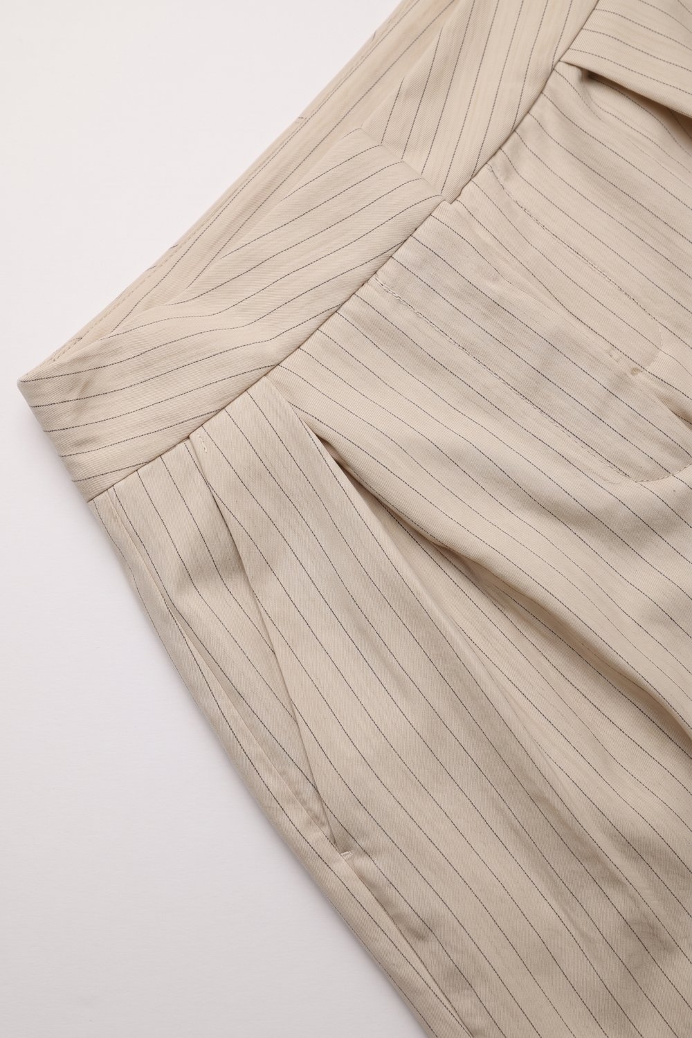 Pantalones cónicos plisados tejidos suaves con rayas finas color crema Pantalones cónicos plisados tejidos suaves con rayas finas color crema