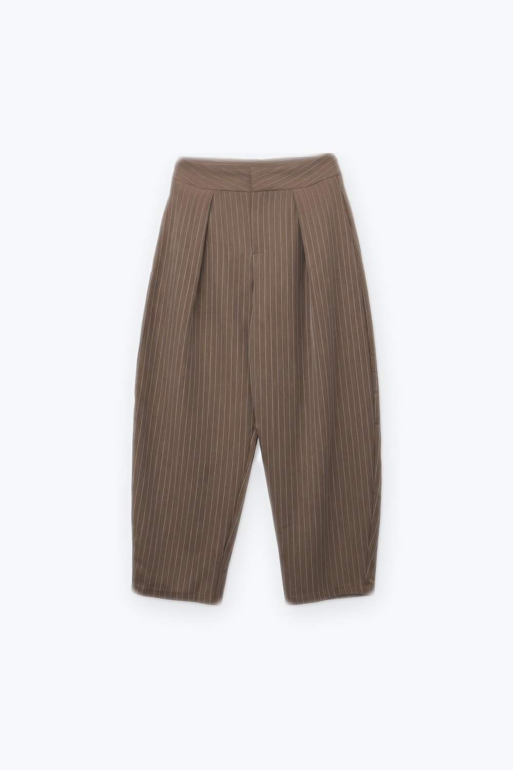 Pantalones c&oacute;nicos plisados de tela suave marr&oacute;n a rayas