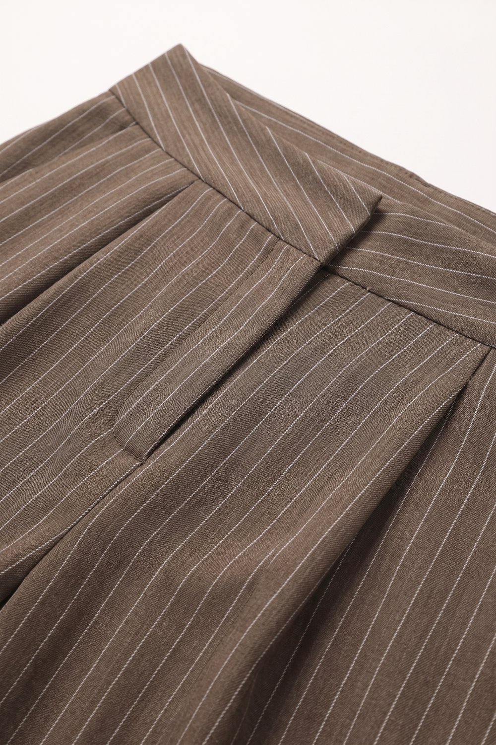 Pantalones c&oacute;nicos plisados de tela suave marr&oacute;n a rayas