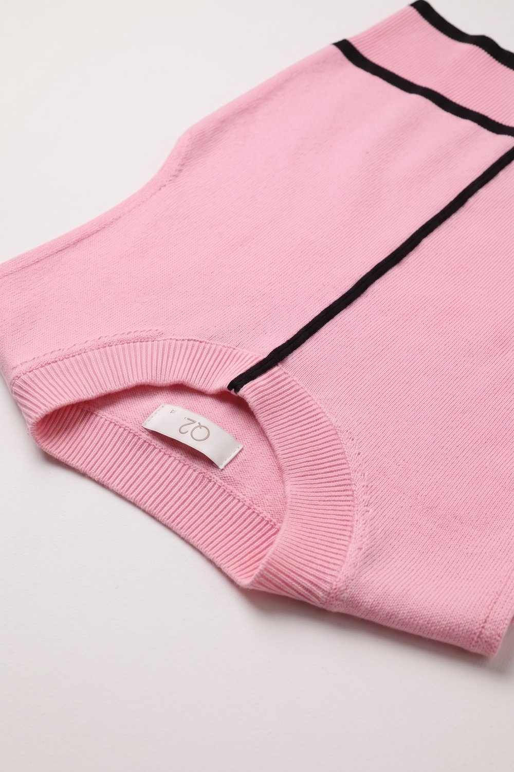 Chaleco sin mangas de punto fino rosa claro con costuras en contraste y cuello redondo