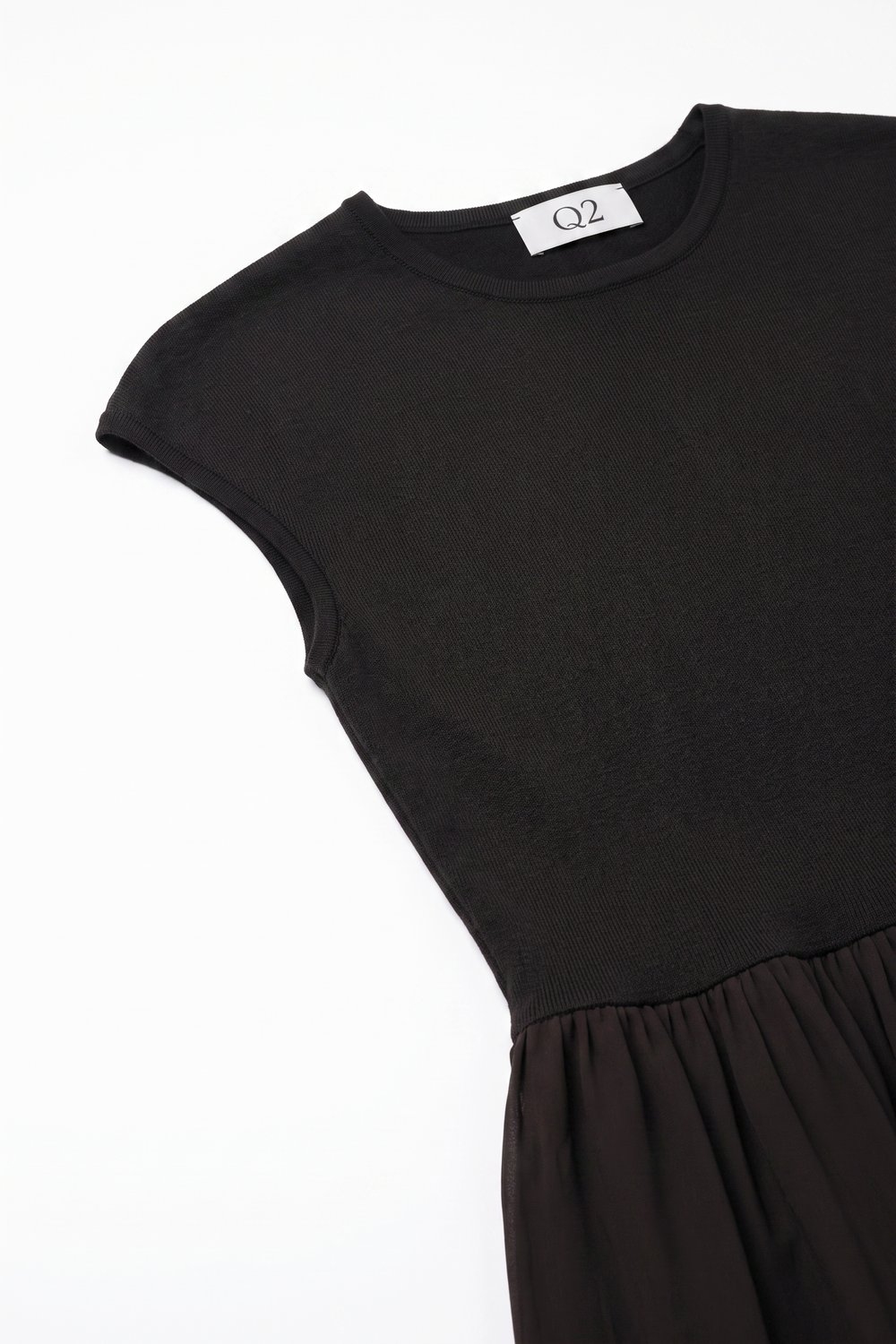 Vestido midi marrón de punto fino con mangas tipo capa y falda de satén fruncida Vestido midi marrón de punto fino con mangas tipo capa y falda de satén fruncida