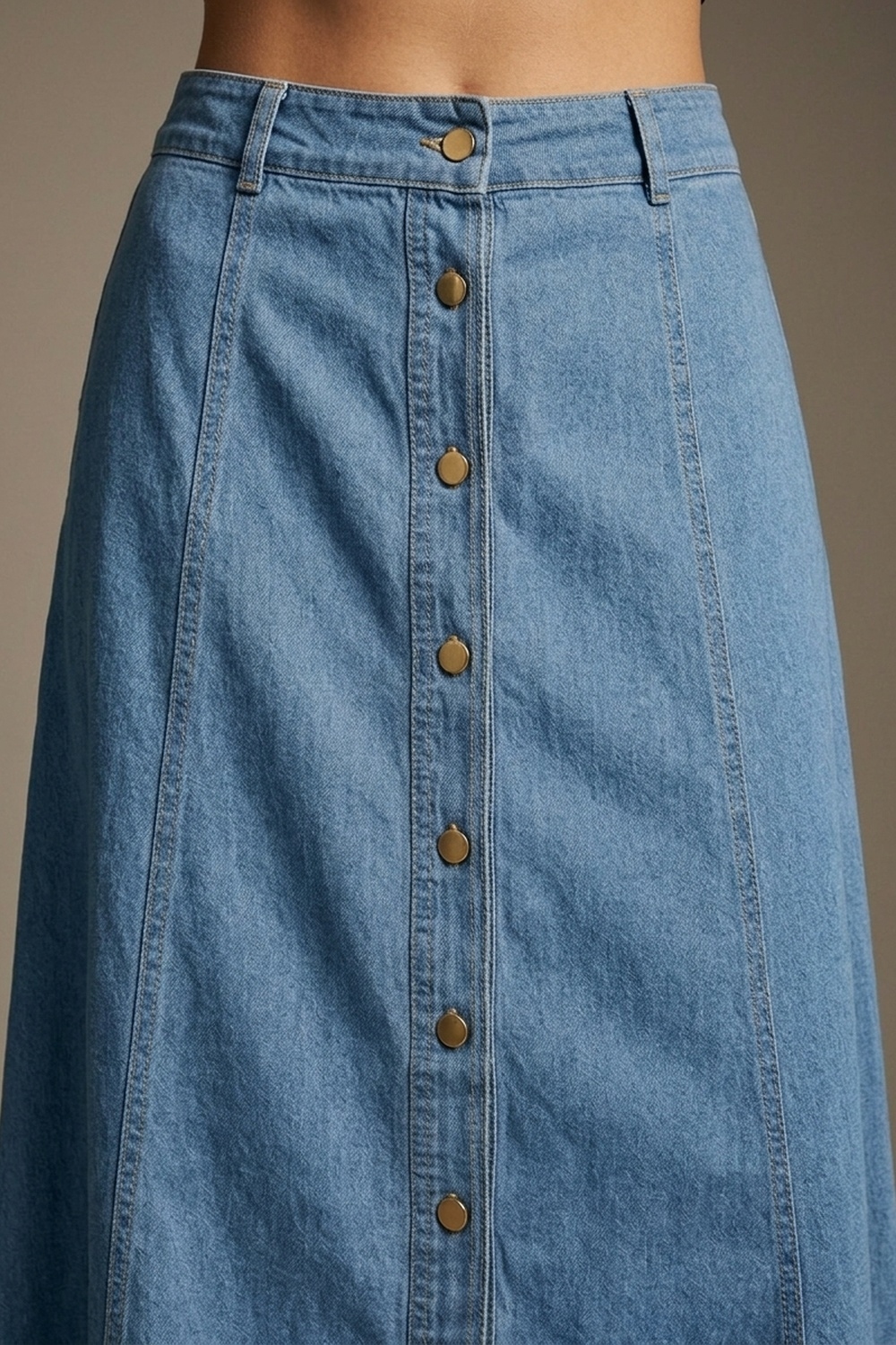 Falda midi en denim azul claro con costura de contraste y botones en el frente en l&iacute;nea A