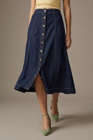 Falda midi de mezclilla azul oscuro con costura de contraste y botones al frente en línea A