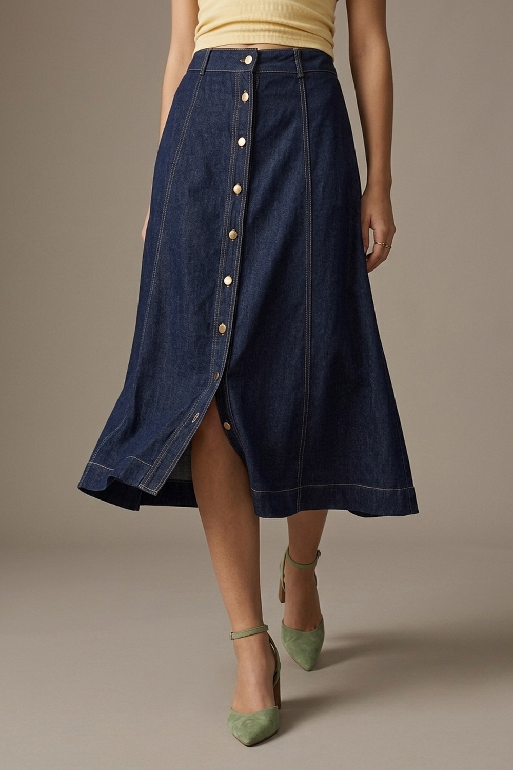 Falda midi de mezclilla azul oscuro con costura de contraste y botones al frente en línea A Falda midi de mezclilla azul oscuro con costura de contraste y botones al frente en línea A