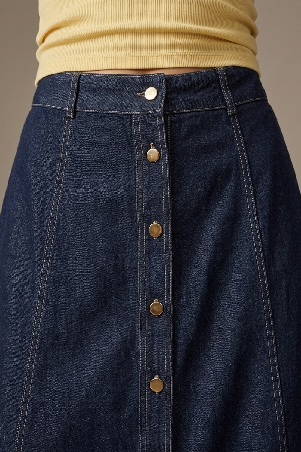 Falda midi de mezclilla azul oscuro con costura de contraste y botones al frente en línea A Falda midi de mezclilla azul oscuro con costura de contraste y botones al frente en línea A