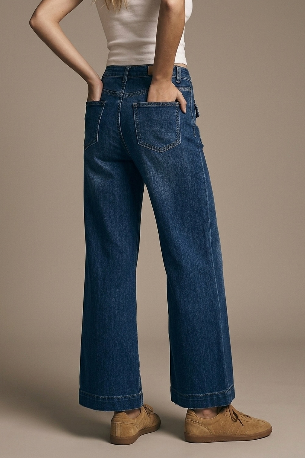 Jeans de mezclilla azul oscuro de pierna ancha con detalle de botones