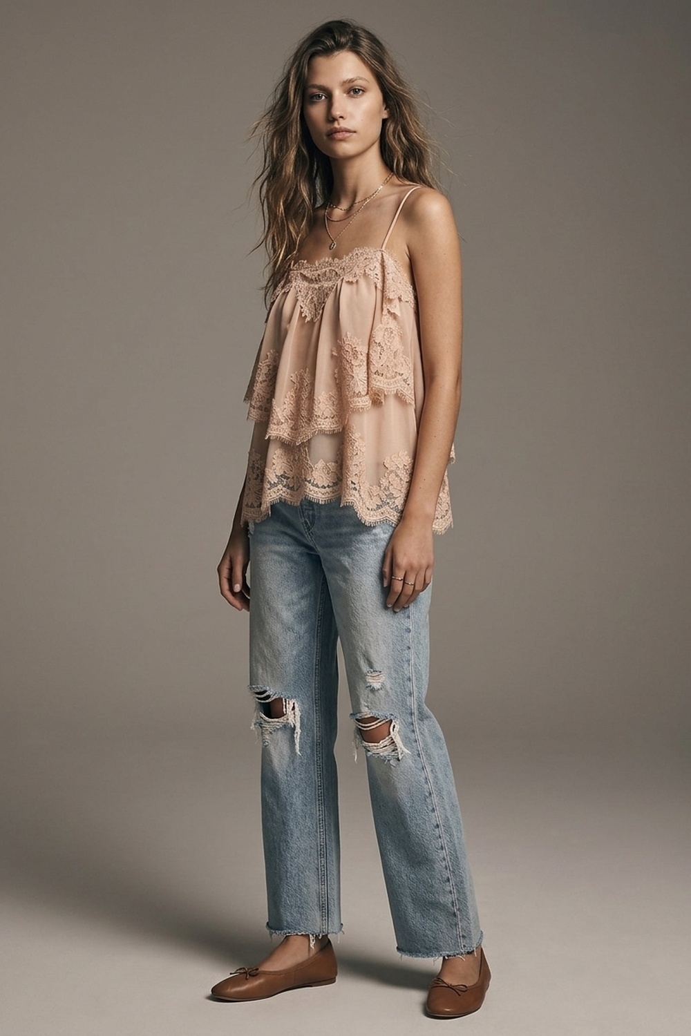 Top Beige de Tirantes con Inserci&oacute;n de Encaje de Chiffon con Volantes en Capas y Corte Relajado