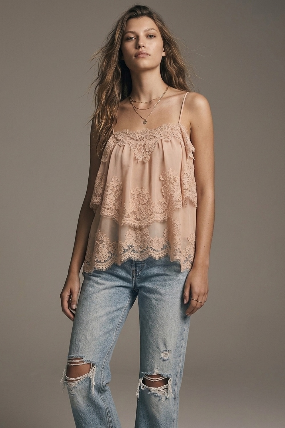 Top Beige de Tirantes con Inserci&oacute;n de Encaje de Chiffon con Volantes en Capas y Corte Relajado
