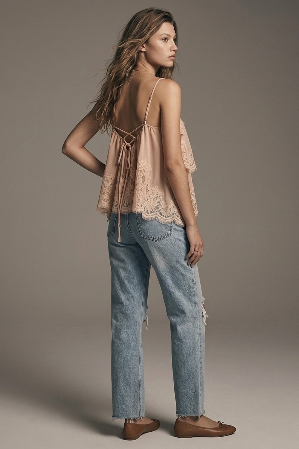 Top Beige de Tirantes con Inserci&oacute;n de Encaje de Chiffon con Volantes en Capas y Corte Relajado