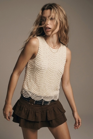 Blusa sin mangas con dobladillo de concha y cuentas adornadas en color crema