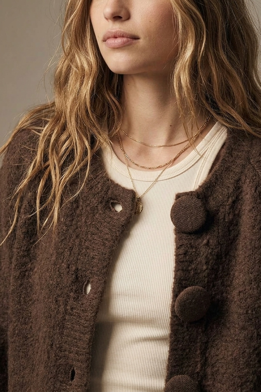 Chaqueta corta de punto marr&oacute;n cepillado con botones cubiertos
