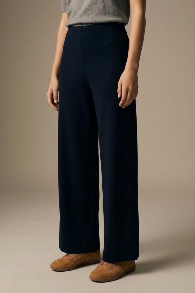 Pantalones de pierna ancha de talle alto en tejido suave azul marino.