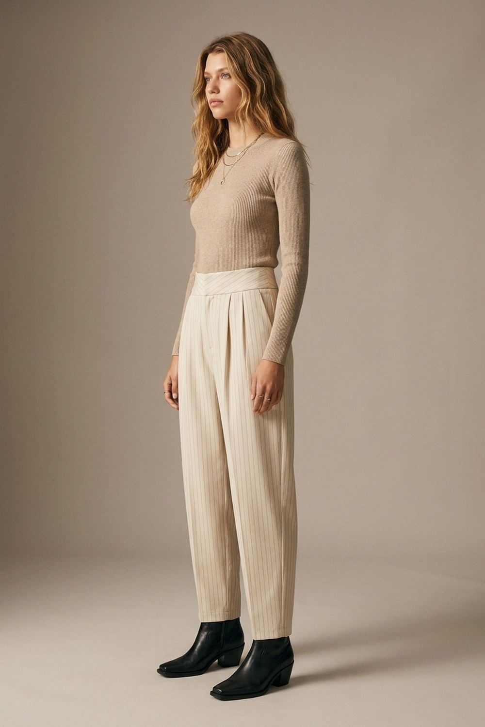 Pantalones cónicos plisados tejidos suaves con rayas finas color crema Pantalones cónicos plisados tejidos suaves con rayas finas color crema