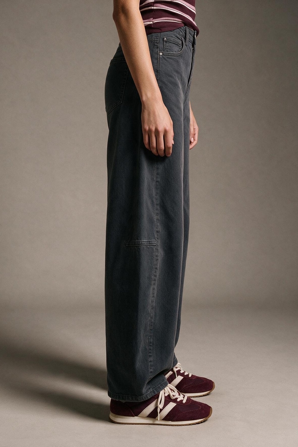 Pantalones Grises de Pierna Ancha de Estilo Barril con Costura Lateral