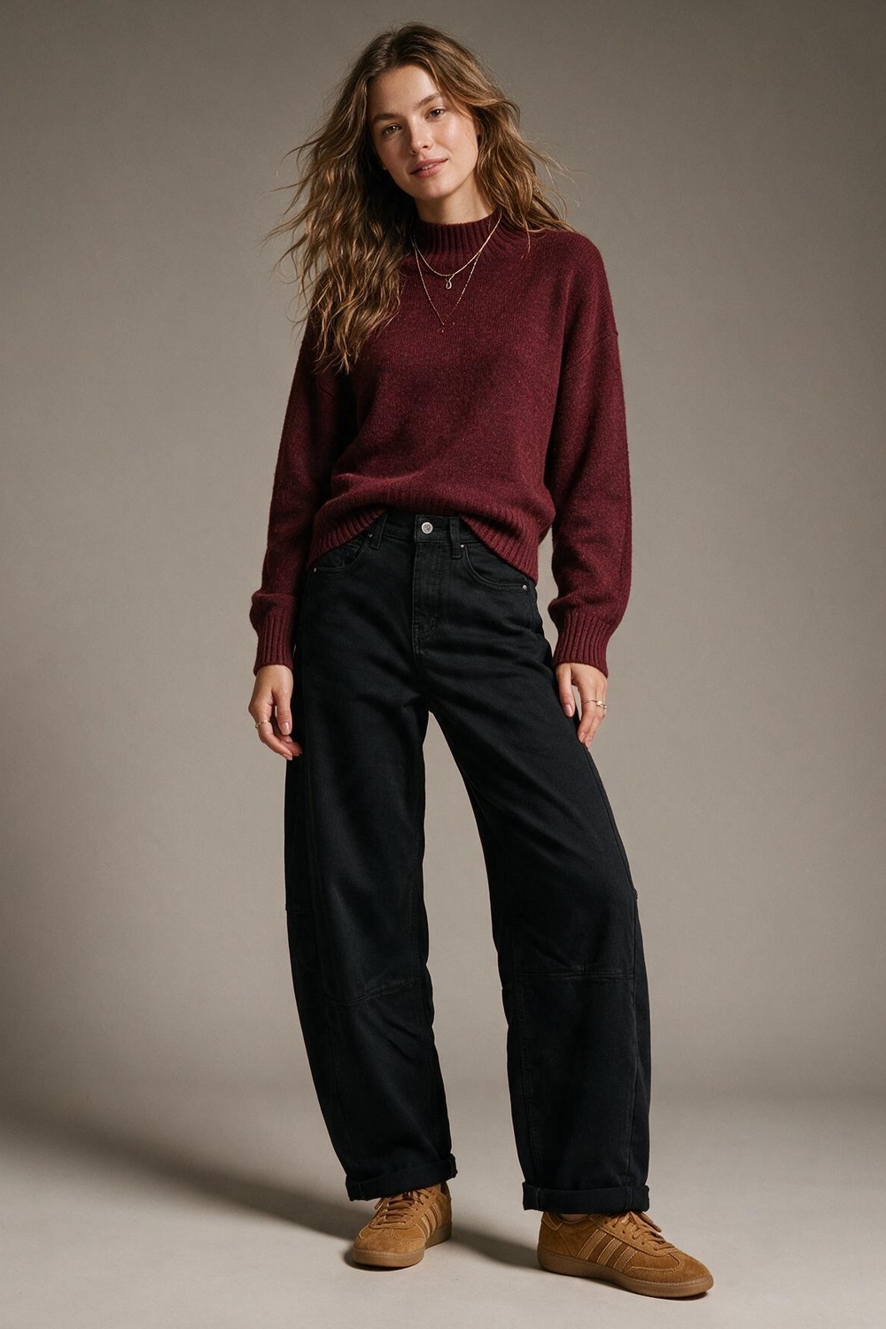 pantalones negros de pierna ancha en estilo barril con costura lateral