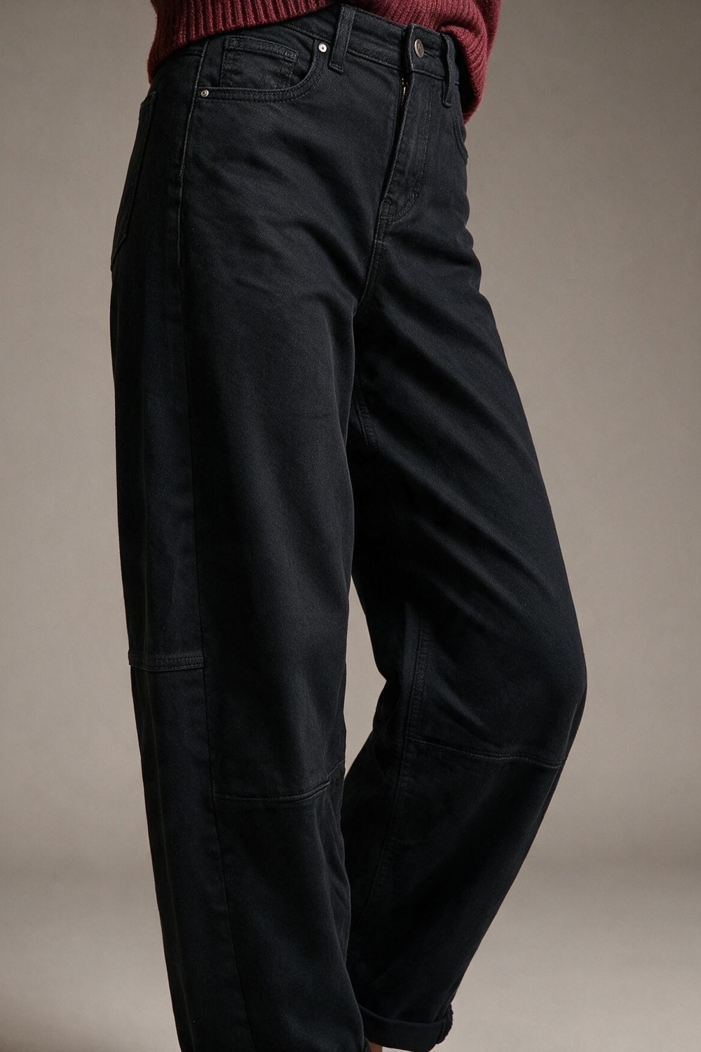 pantalones negros de pierna ancha en estilo barril con costura lateral