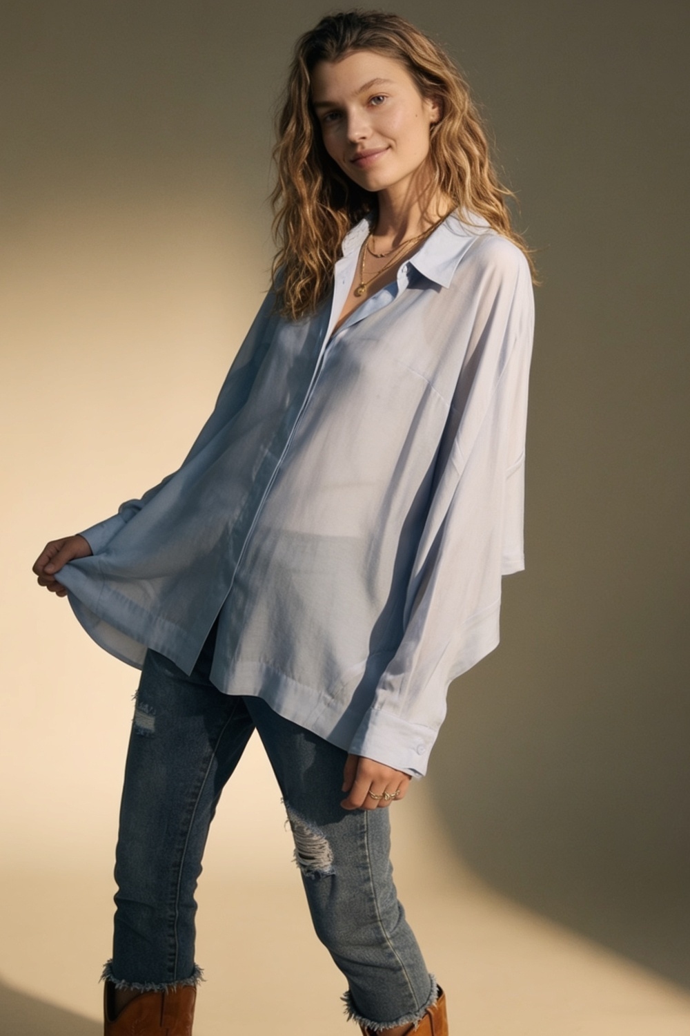Camisa azul claro de ajuste extragrande en tela transl&uacute;cida con mangas anchas