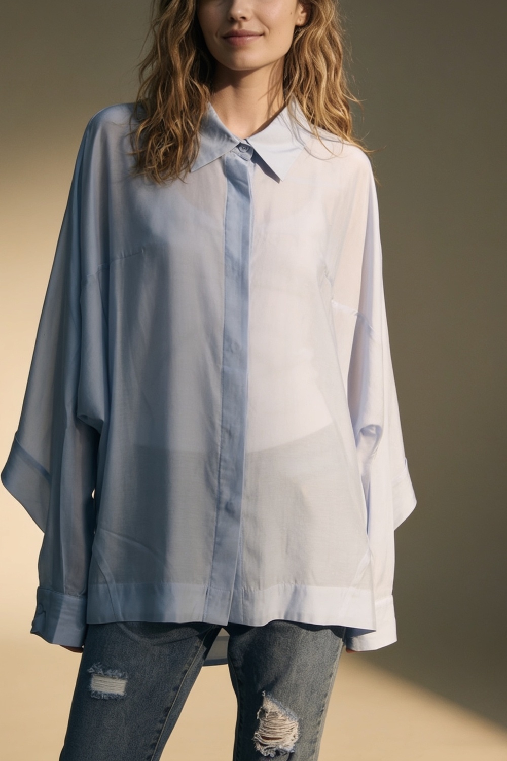 Camisa azul claro de ajuste extragrande en tela transl&uacute;cida con mangas anchas