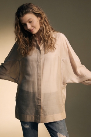 Camisa beige de ajuste holgado en tela translúcida con mangas anchas