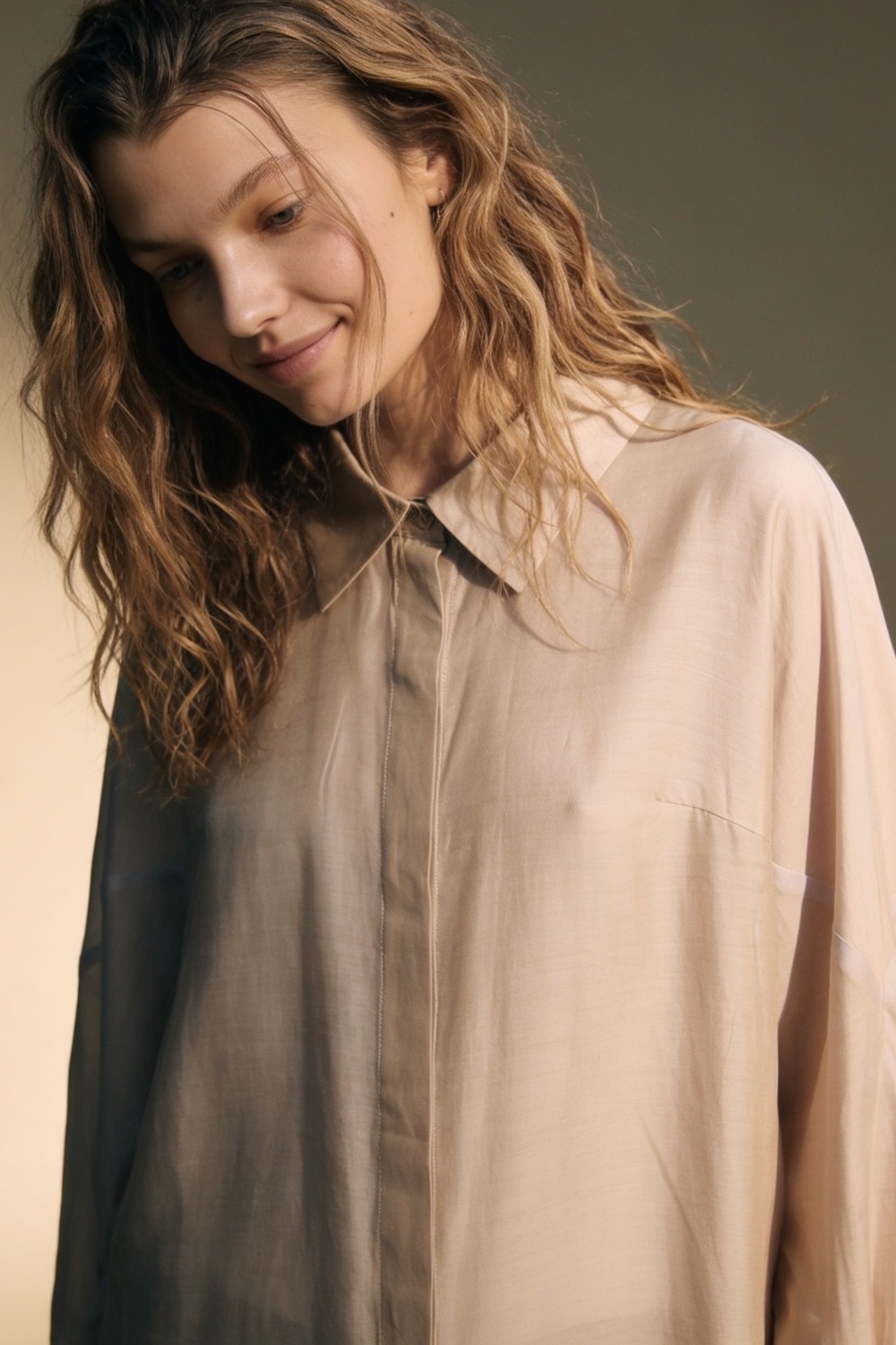 Camisa beige de ajuste holgado en tela transl&uacute;cida con mangas anchas