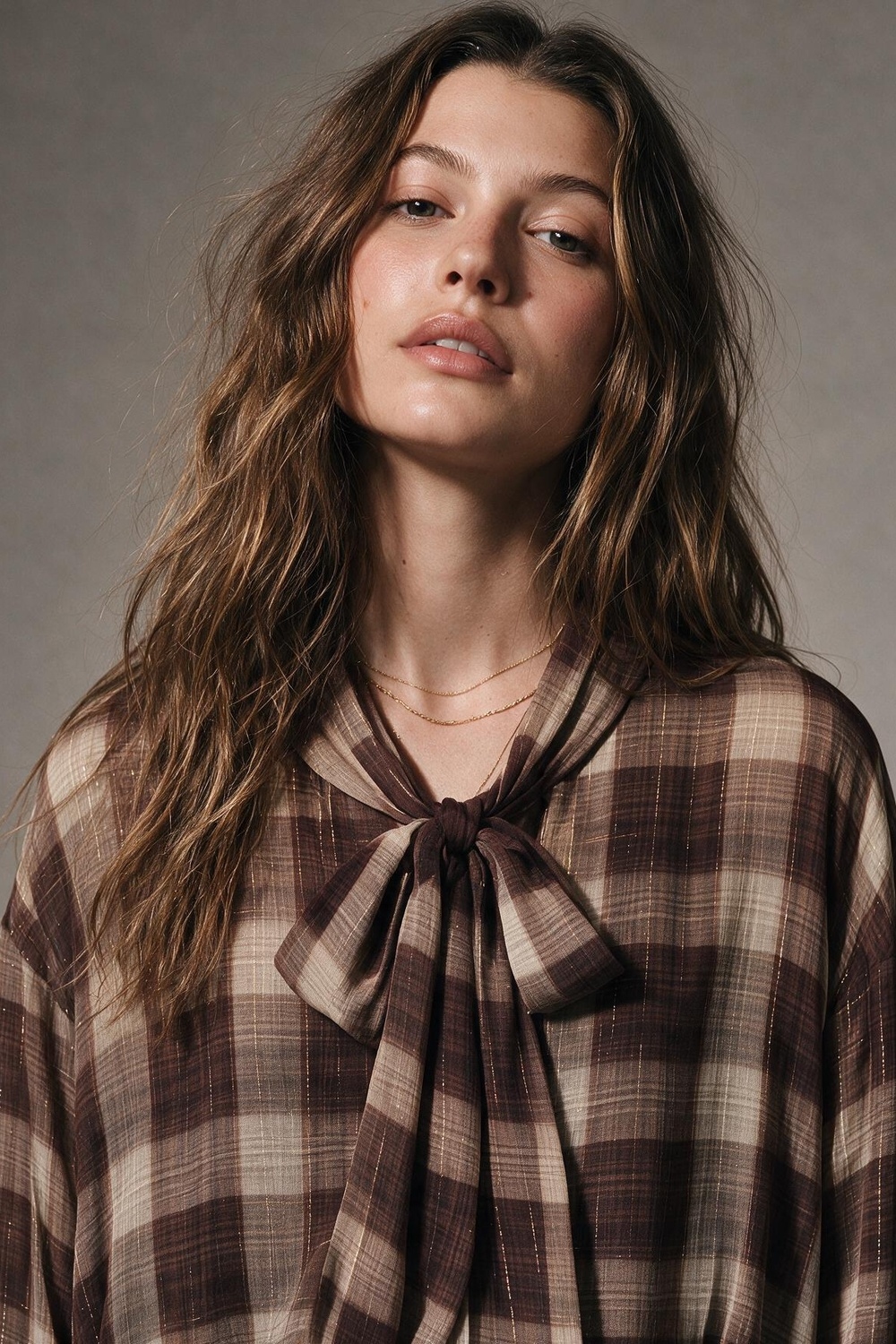 Blusa marr&oacute;n con estampado de cuadros y espalda asim&eacute;trica en gasa