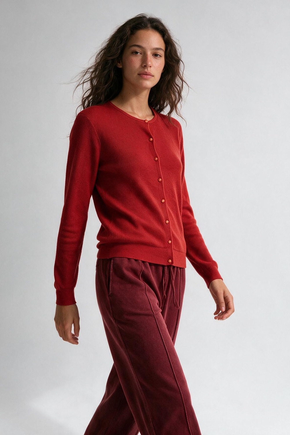 C&aacute;rdigan rojo de punto suave con botones al frente y cuello redondo de ajuste regular