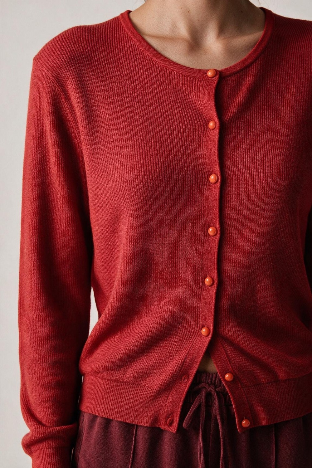 C&aacute;rdigan rojo de punto suave con botones al frente y cuello redondo de ajuste regular