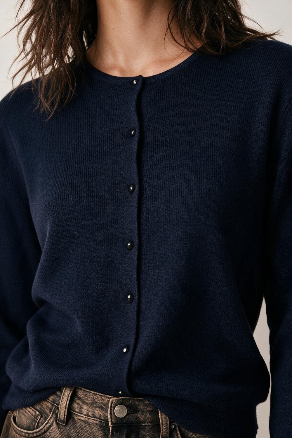Cardigan de punto suave azul marino con cuello redondo y botones en la parte delantera Cardigan de punto suave azul marino con cuello redondo y botones en la parte delantera