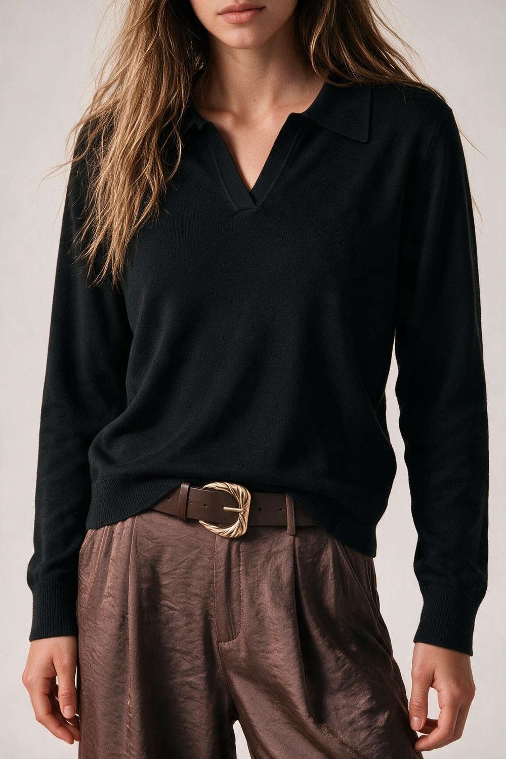 Cuello de polo tejido negro con escote en V sin tapeta de botones