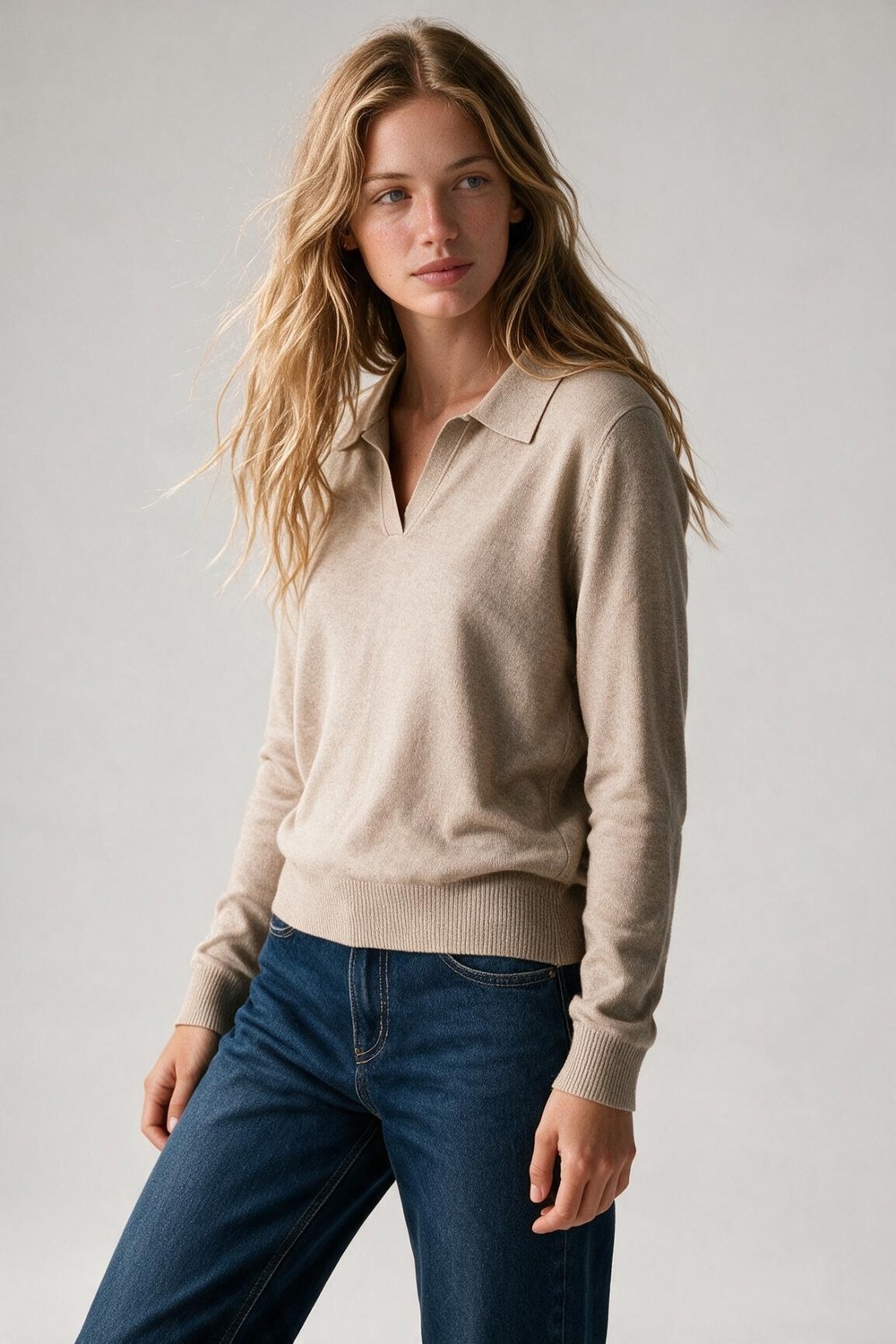 Cuello polo tejido beige con escote en V sin tapeta de botones