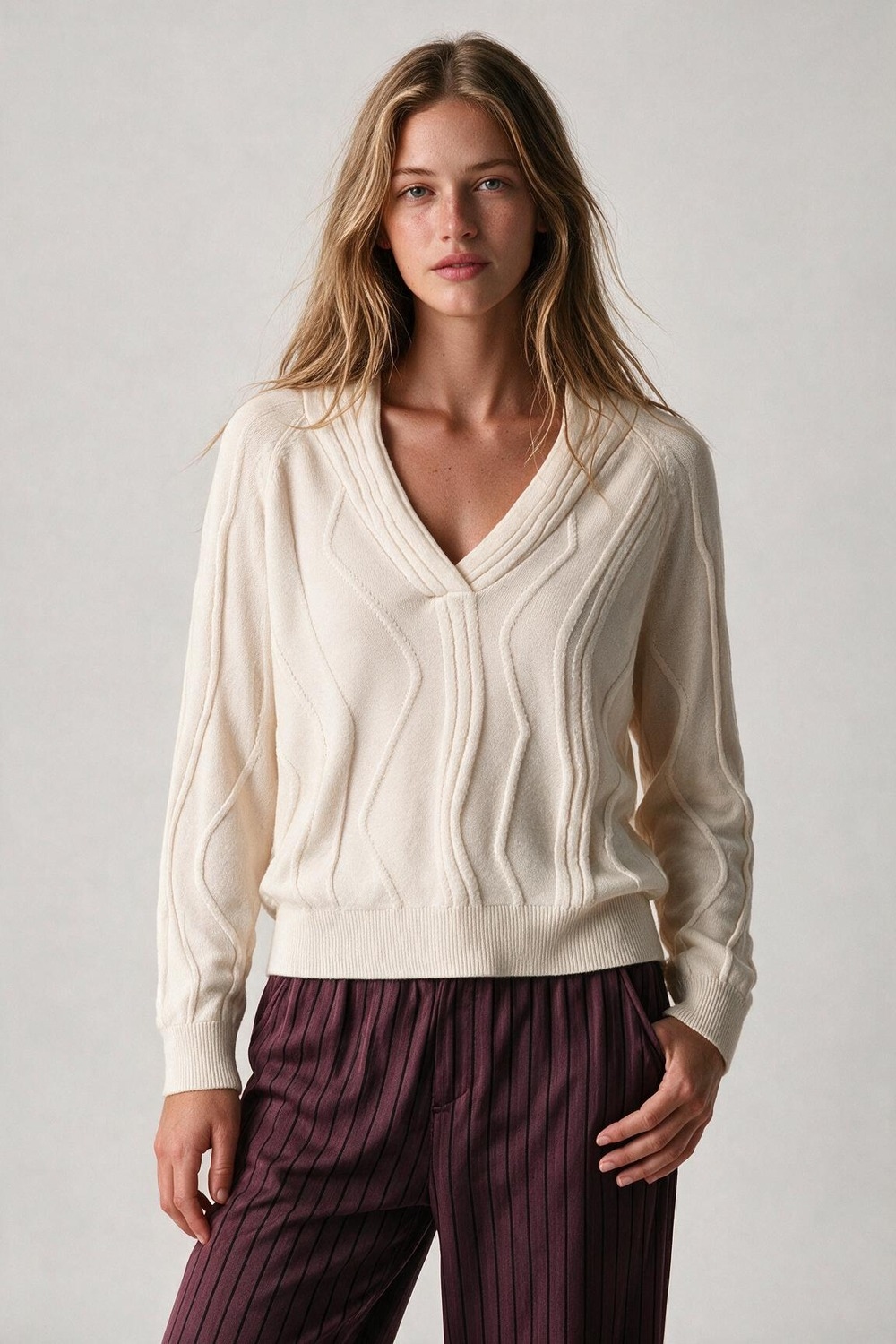 Suéter de punto con textura de ondas y cuello en V en blanco Suéter de punto con textura de ondas y cuello en V en blanco