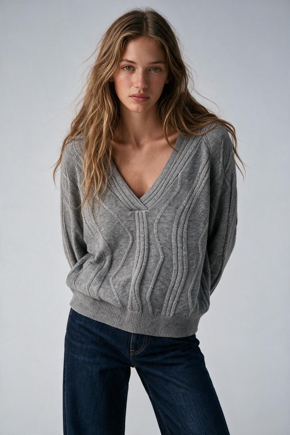 Suéter de punto con textura en forma de ondas y cuello en V en gris Suéter de punto con textura en forma de ondas y cuello en V en gris