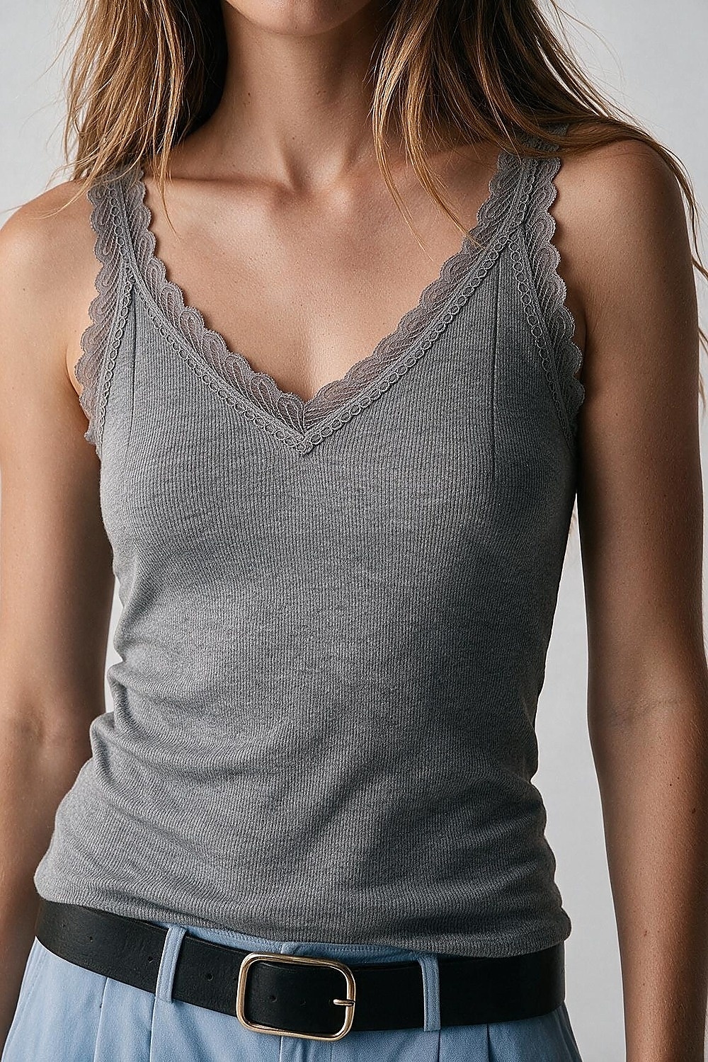 Camiseta de punto fino con ribete de encaje en contraste en gris Camiseta de punto fino con ribete de encaje en contraste en gris