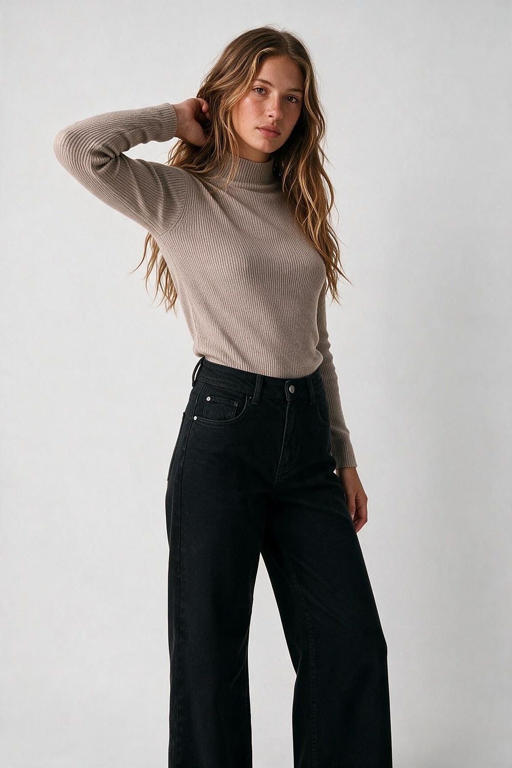 Su&eacute;ter de lana merino de canal&eacute; fino en beige con cuello simulado