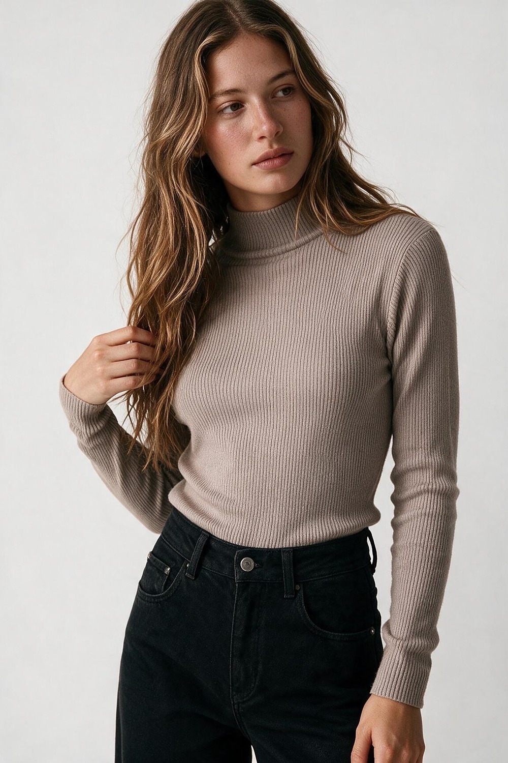 Su&eacute;ter de lana merino de canal&eacute; fino en beige con cuello simulado