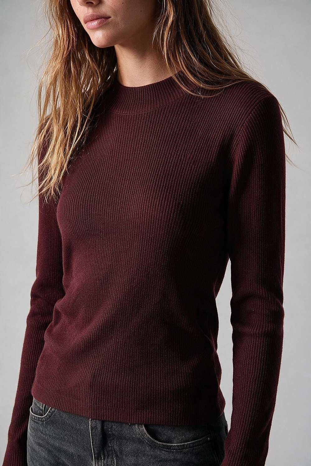 Su&eacute;ter de lana Merino de canal&eacute; fino en color burdeos con cuello alto