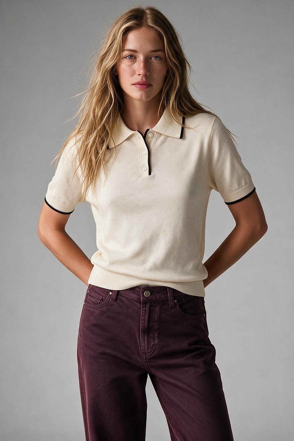 Suéter de punto fino crema con ribete en contraste y cuello de polo con botones Suéter de punto fino crema con ribete en contraste y cuello de polo con botones