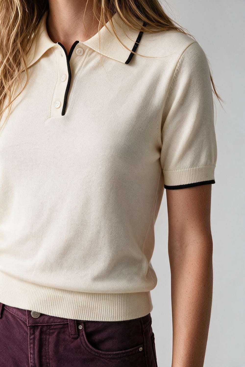 Suéter de punto fino crema con ribete en contraste y cuello de polo con botones Suéter de punto fino crema con ribete en contraste y cuello de polo con botones