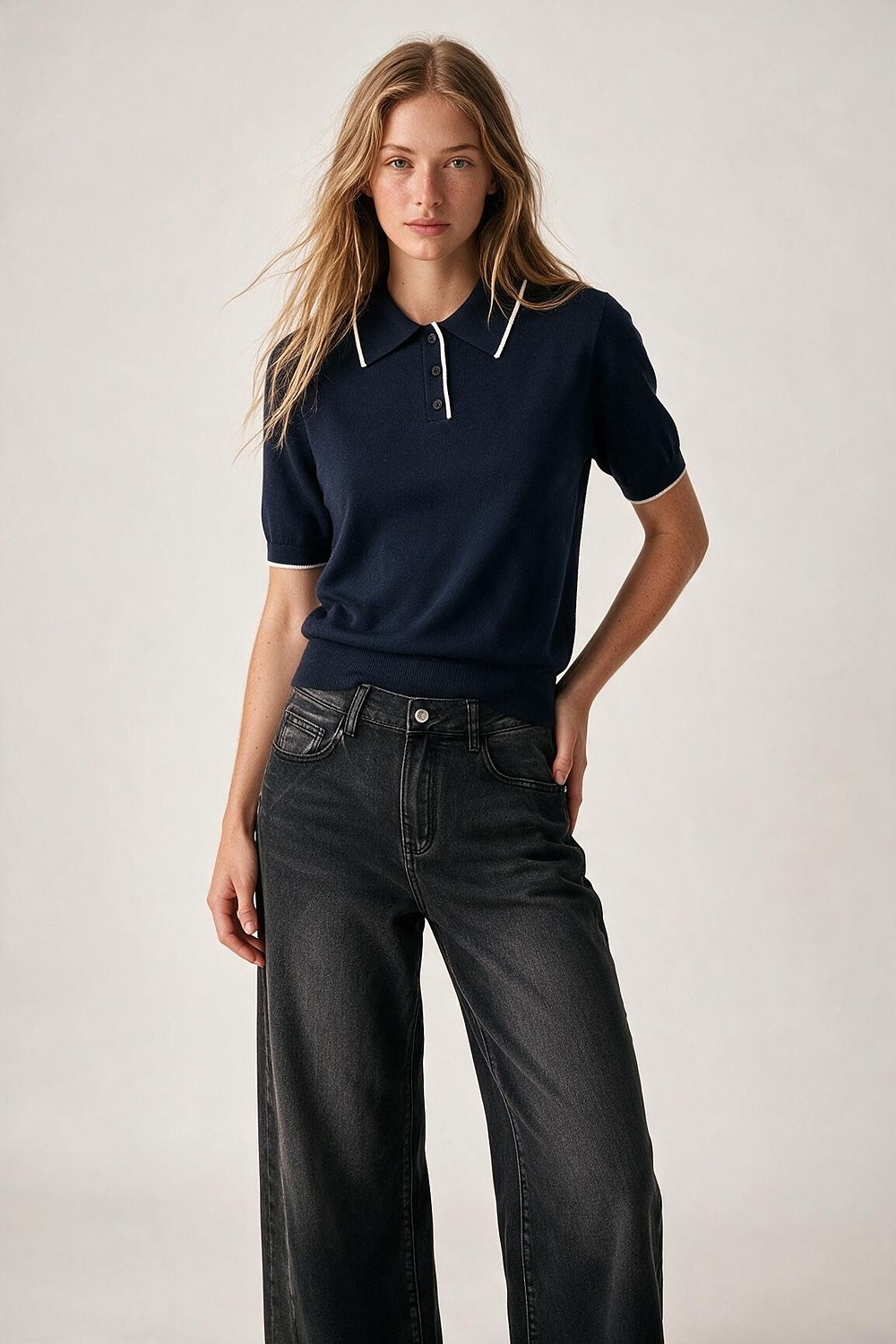 Suéter azul marino de punto fino con cuello en contraste y cuello polo con botón Suéter azul marino de punto fino con cuello en contraste y cuello polo con botón