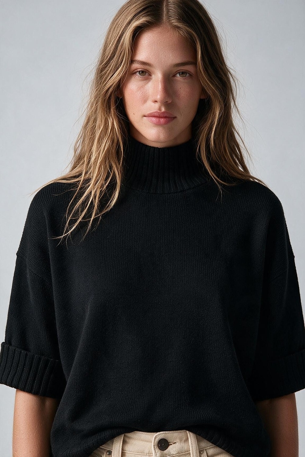 Suéter negro cálido de punto acanalado con cuello alto y ajuste relajado con manga hasta el codo Suéter negro cálido de punto acanalado con cuello alto y ajuste relajado con manga hasta el codo