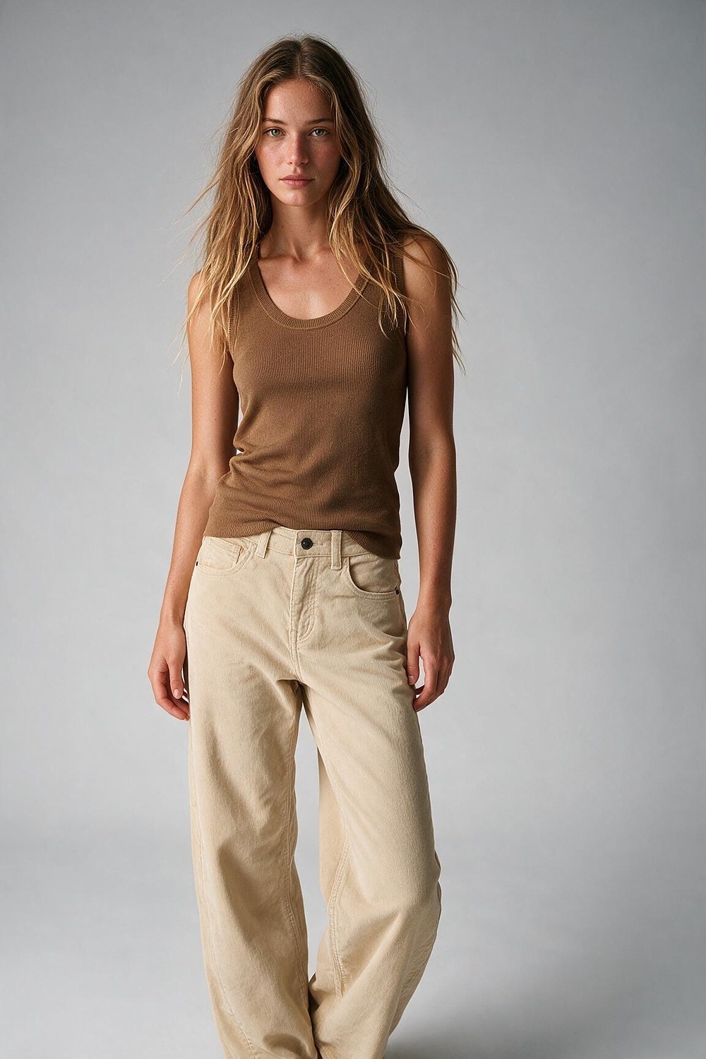 Suéter sin mangas de punto fino de canalé color camel con cuello redondo y tirantes anchos Suéter sin mangas de punto fino de canalé color camel con cuello redondo y tirantes anchos