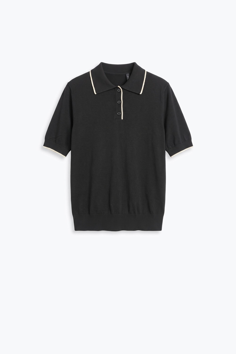 su&eacute;ter negro de punto fino con ribete en contraste y cuello polo
