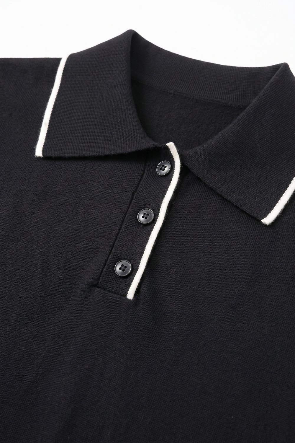 su&eacute;ter negro de punto fino con ribete en contraste y cuello polo