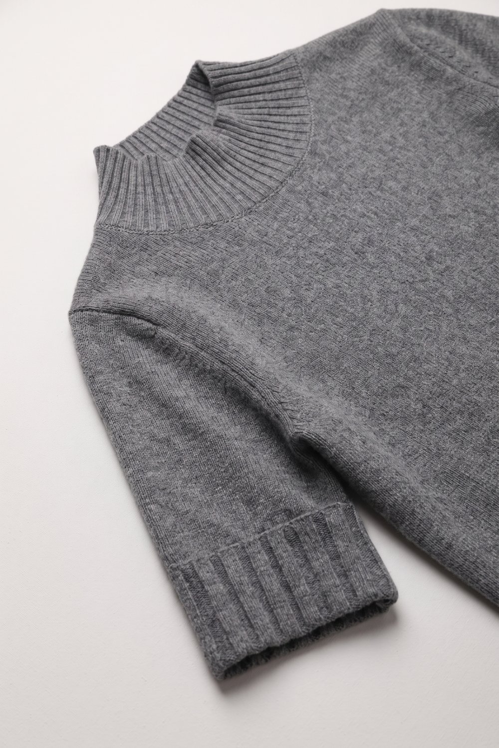 Su&eacute;ter de punto grueso gris con cuello simulado y manga hasta el codo