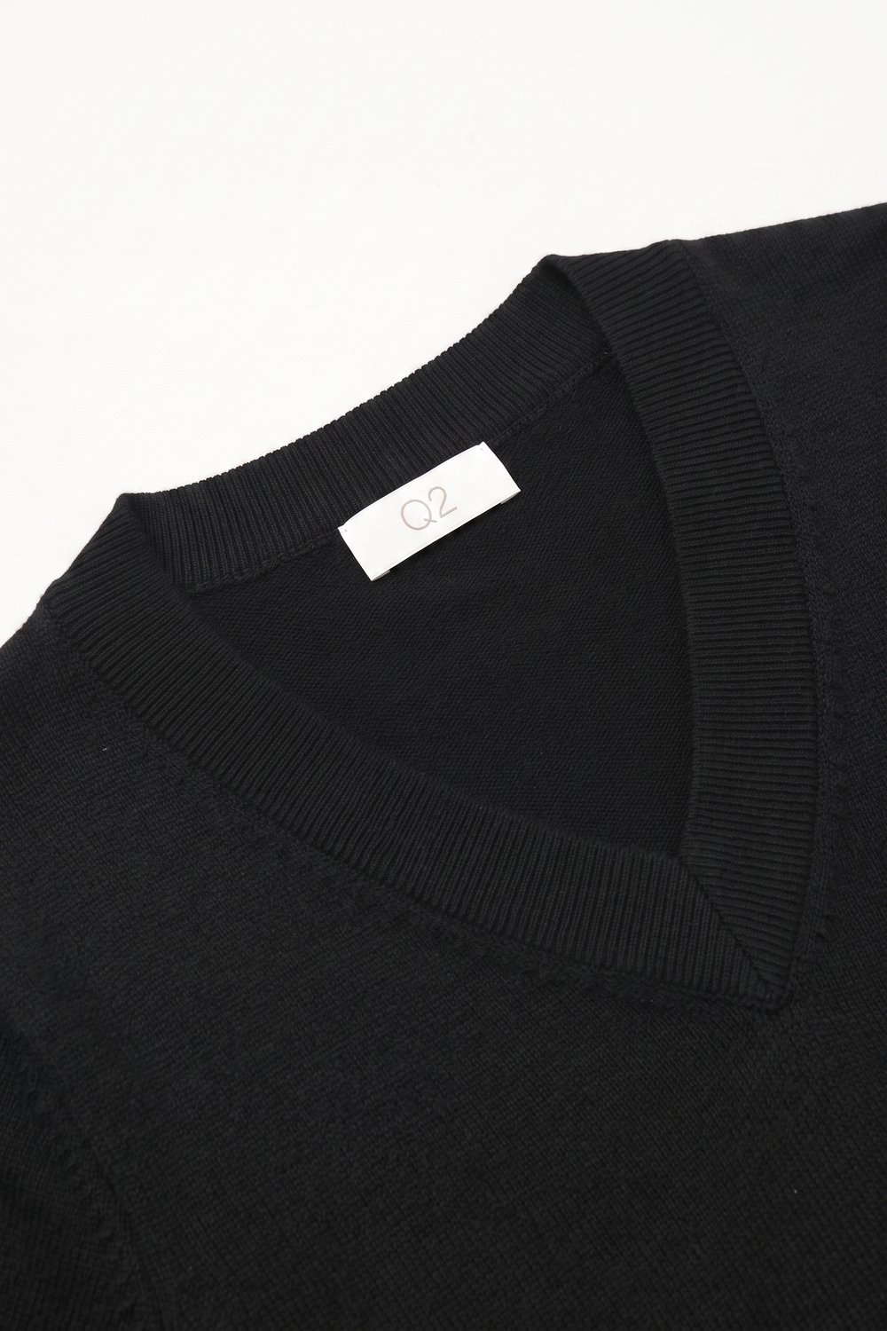 Suéter Negro de Punto Fino con Cuello en V y Mangas Cortas de Estilo Dolmán con Caída de Hombros Suéter Negro de Punto Fino con Cuello en V y Mangas Cortas de Estilo Dolmán con Caída de Hombros
